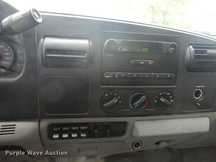 image for item IT9193 2006 Ford F450 Super Duty XL  flatbed truck