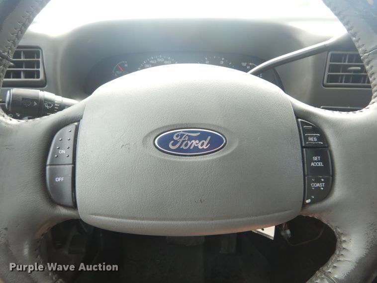 image for item IT9243 2004 Ford F250 Super Duty Lariat  SuperCab pickup truck