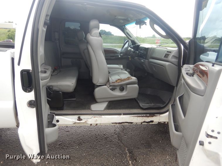 image for item IT9243 2004 Ford F250 Super Duty Lariat  SuperCab pickup truck