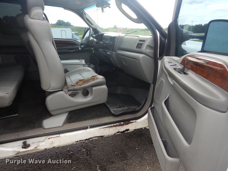 image for item IT9243 2004 Ford F250 Super Duty Lariat  SuperCab pickup truck