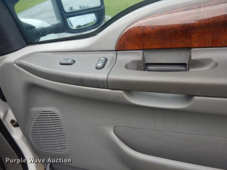 image for item IT9243 2004 Ford F250 Super Duty Lariat  SuperCab pickup truck