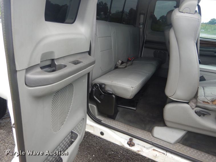 image for item IT9243 2004 Ford F250 Super Duty Lariat  SuperCab pickup truck