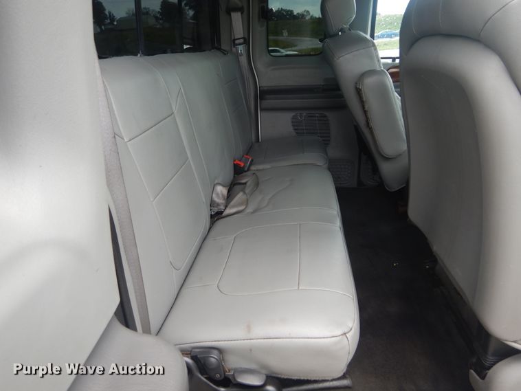 image for item IT9243 2004 Ford F250 Super Duty Lariat  SuperCab pickup truck