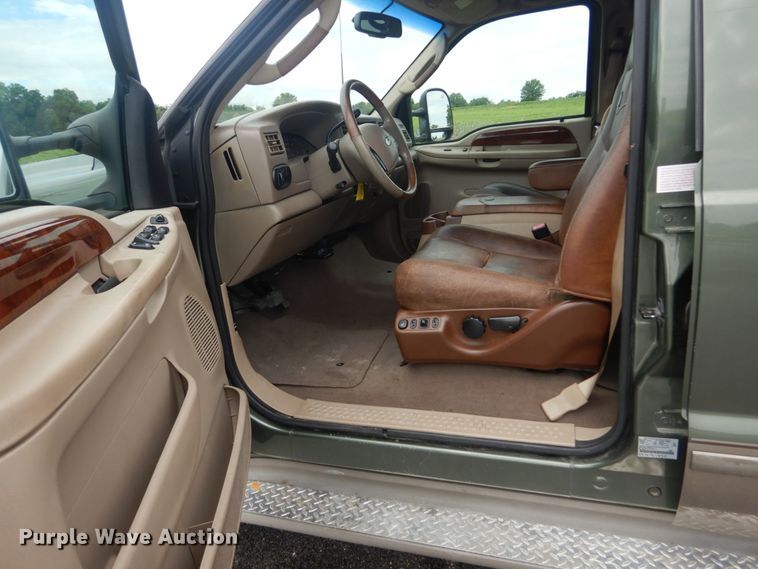 image for item IT9244 2003 Ford F350 Super Duty Lariat  Crew Cab pickup truck