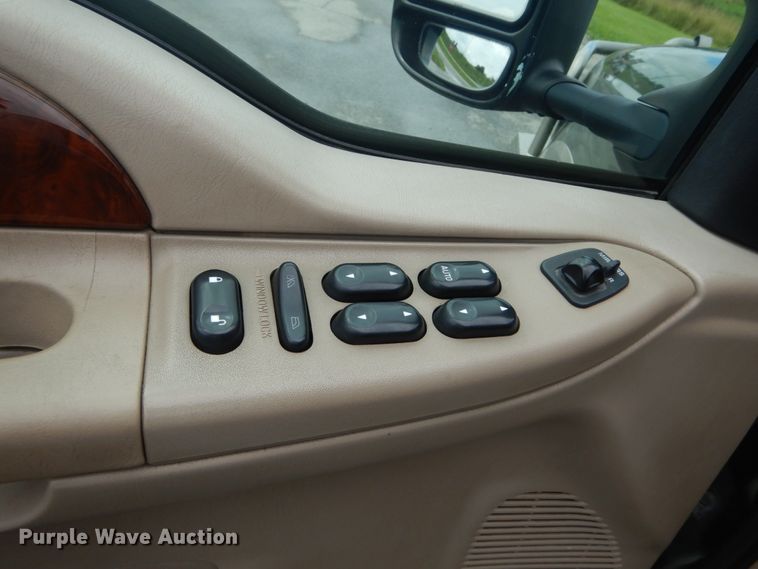 image for item IT9244 2003 Ford F350 Super Duty Lariat  Crew Cab pickup truck