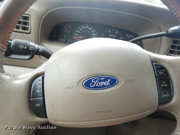 image for item IT9244 2003 Ford F350 Super Duty Lariat  Crew Cab pickup truck