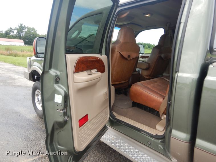 image for item IT9244 2003 Ford F350 Super Duty Lariat  Crew Cab pickup truck