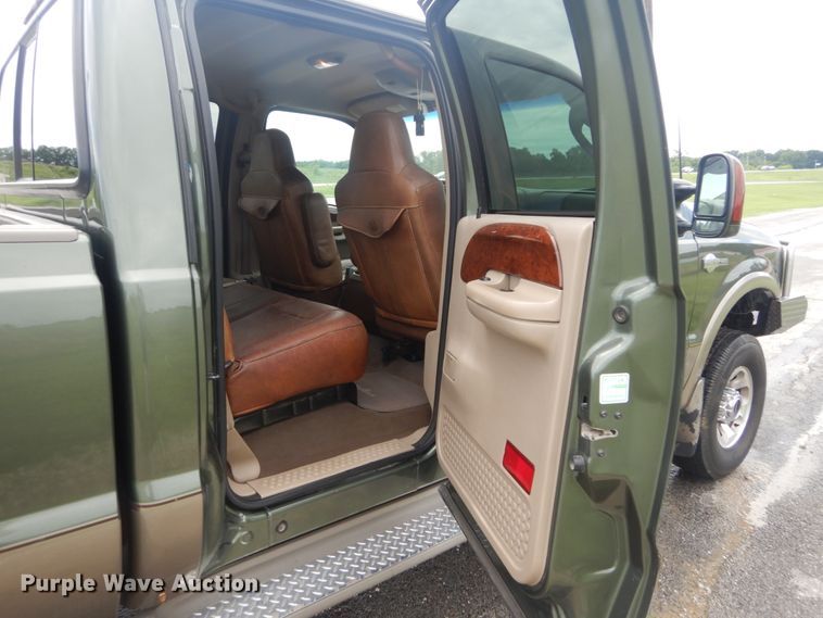 image for item IT9244 2003 Ford F350 Super Duty Lariat  Crew Cab pickup truck