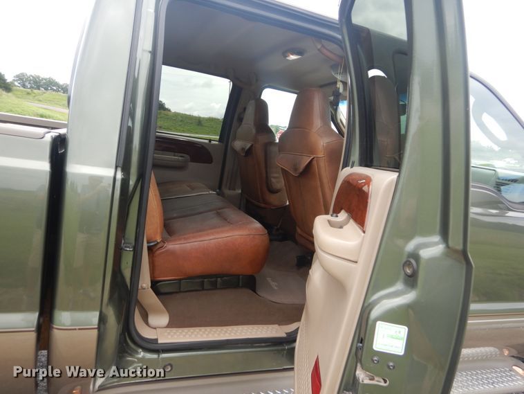 image for item IT9244 2003 Ford F350 Super Duty Lariat  Crew Cab pickup truck