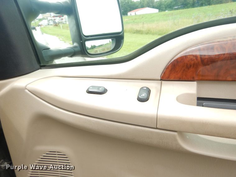 image for item IT9244 2003 Ford F350 Super Duty Lariat  Crew Cab pickup truck