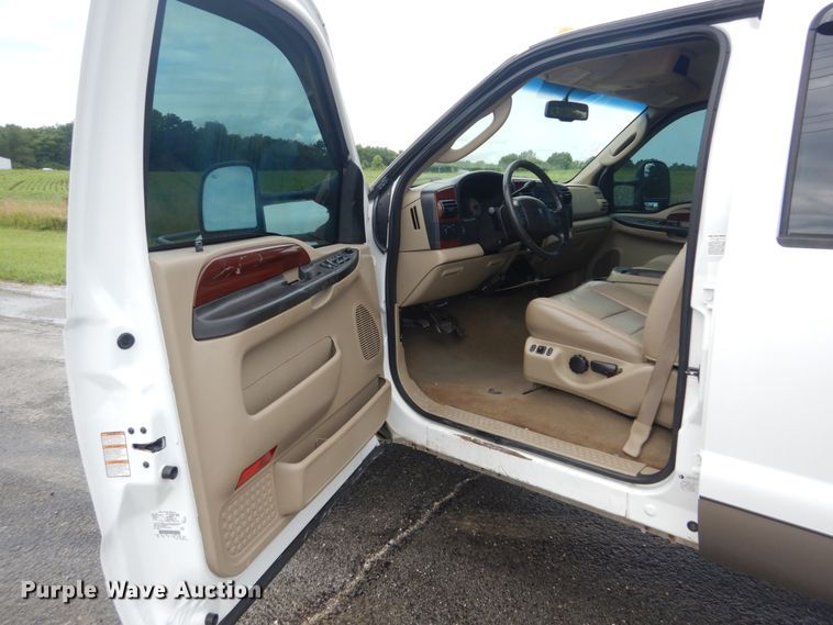 image for item IT9246 2006 Ford F350 Super Duty Lariat  Crew Cab pickup truck