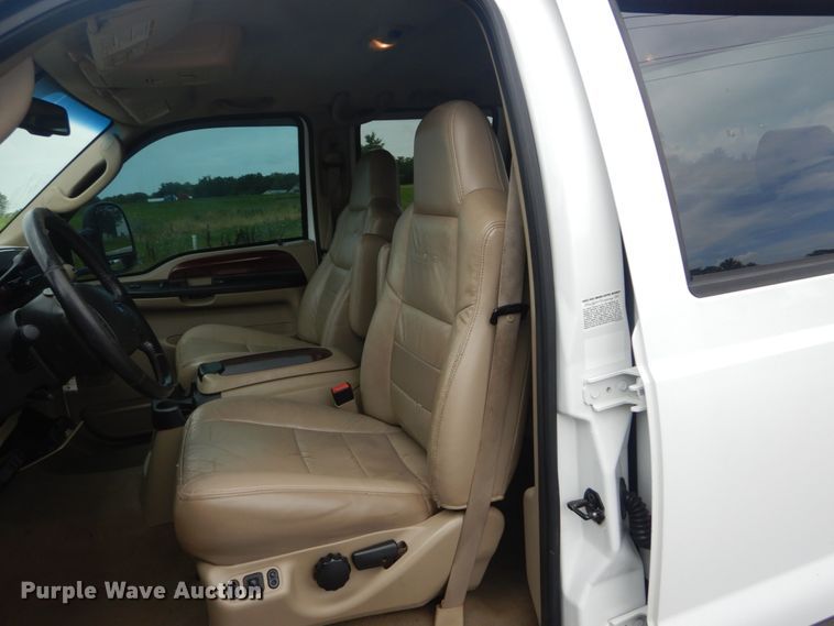 image for item IT9246 2006 Ford F350 Super Duty Lariat  Crew Cab pickup truck