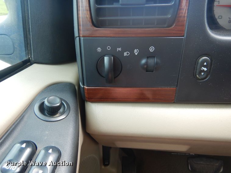 image for item IT9246 2006 Ford F350 Super Duty Lariat  Crew Cab pickup truck