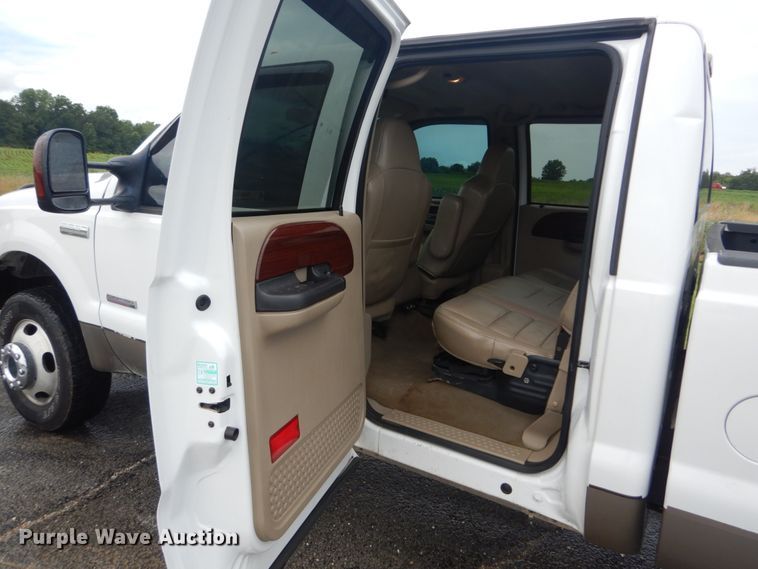 image for item IT9246 2006 Ford F350 Super Duty Lariat  Crew Cab pickup truck