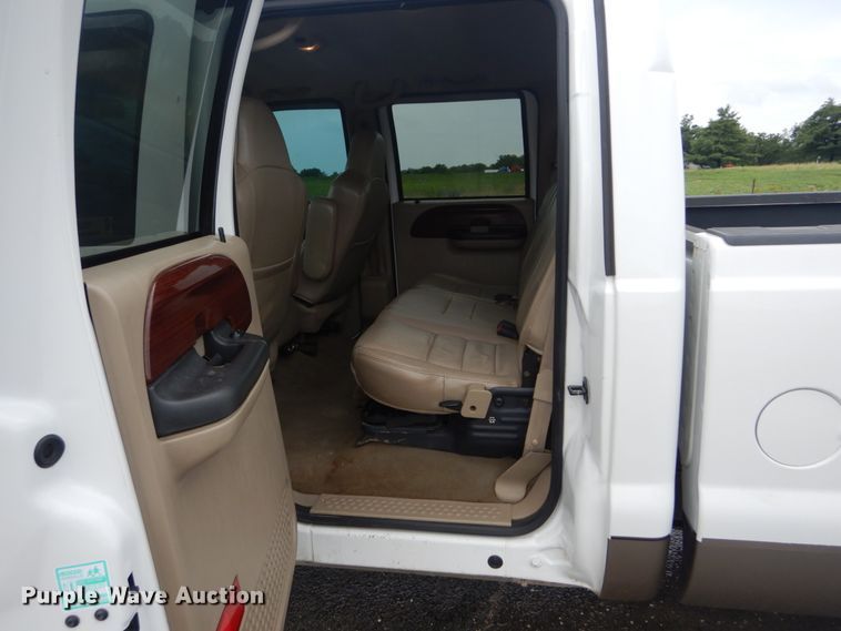 image for item IT9246 2006 Ford F350 Super Duty Lariat  Crew Cab pickup truck