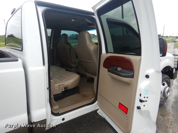 image for item IT9246 2006 Ford F350 Super Duty Lariat  Crew Cab pickup truck