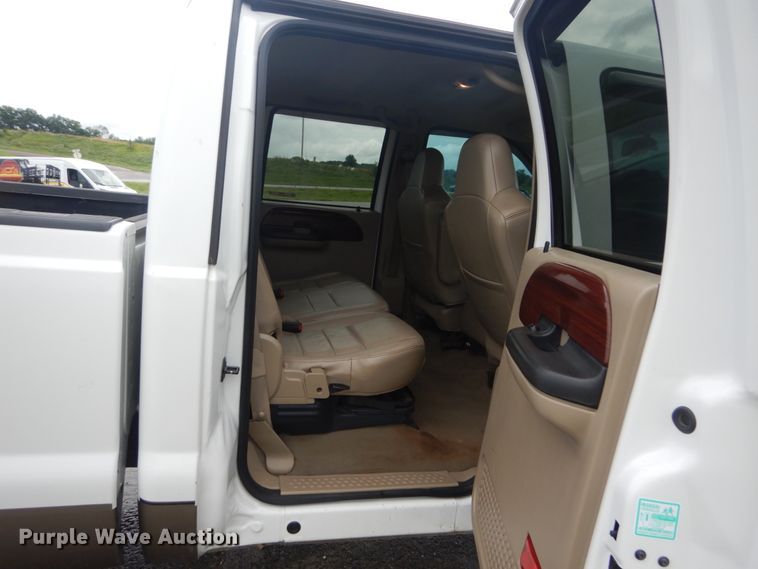 image for item IT9246 2006 Ford F350 Super Duty Lariat  Crew Cab pickup truck