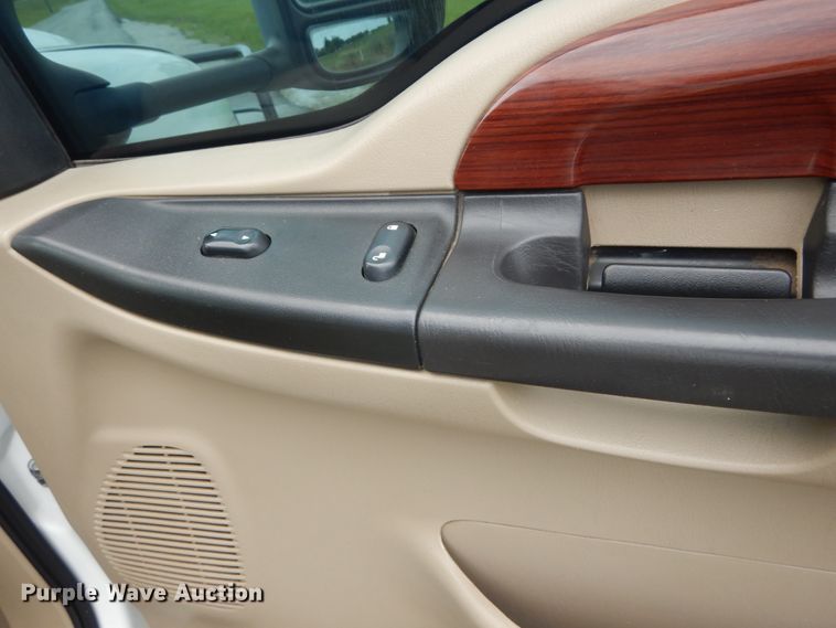 image for item IT9246 2006 Ford F350 Super Duty Lariat  Crew Cab pickup truck