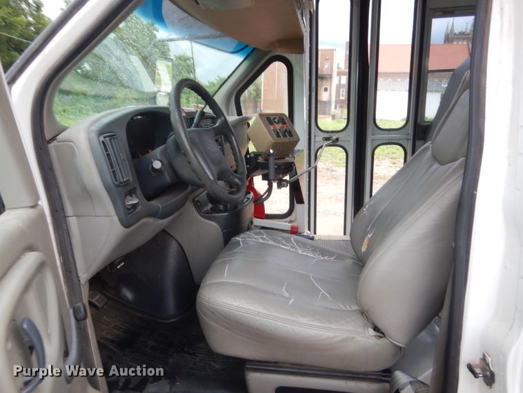 image for item IT9551 2000 Chevrolet Express 3500  school bus