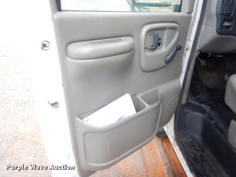 image for item IT9551 2000 Chevrolet Express 3500  school bus