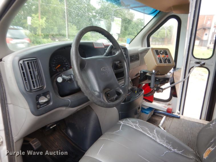 image for item IT9551 2000 Chevrolet Express 3500  school bus