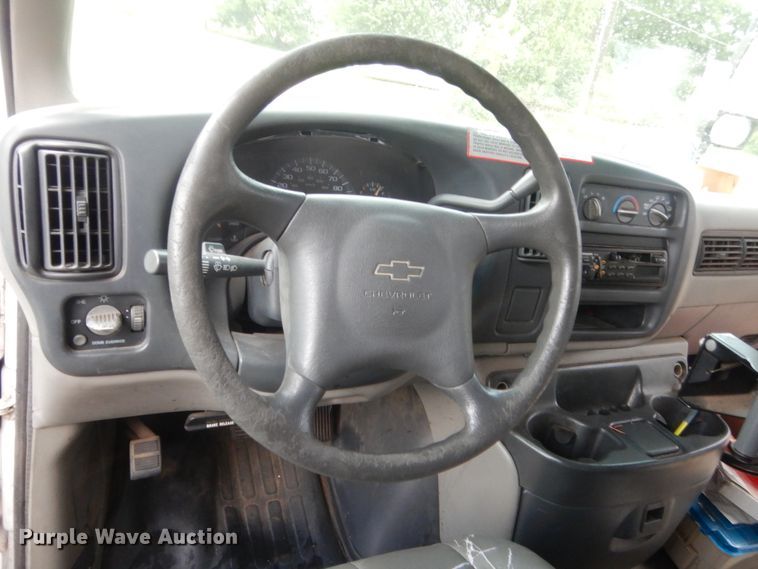 image for item IT9551 2000 Chevrolet Express 3500  school bus