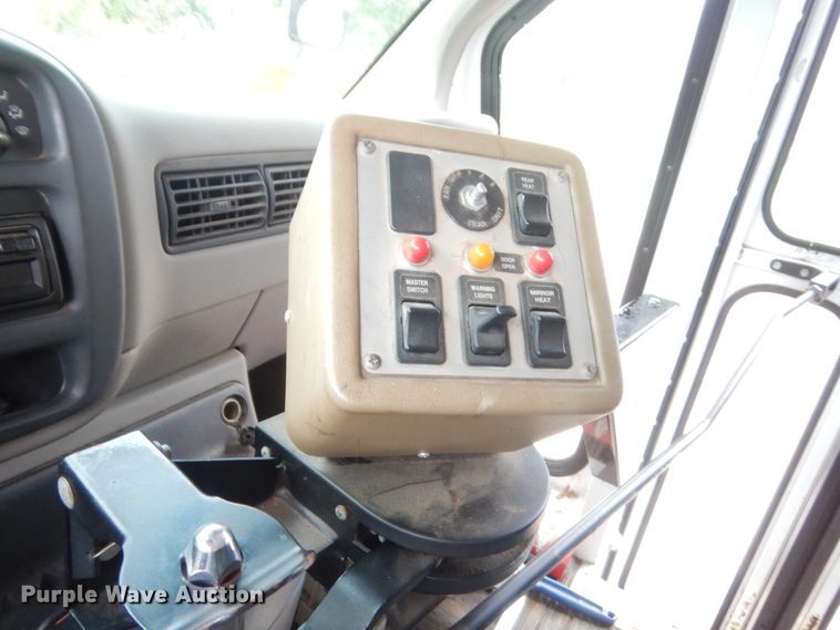 image for item IT9551 2000 Chevrolet Express 3500  school bus