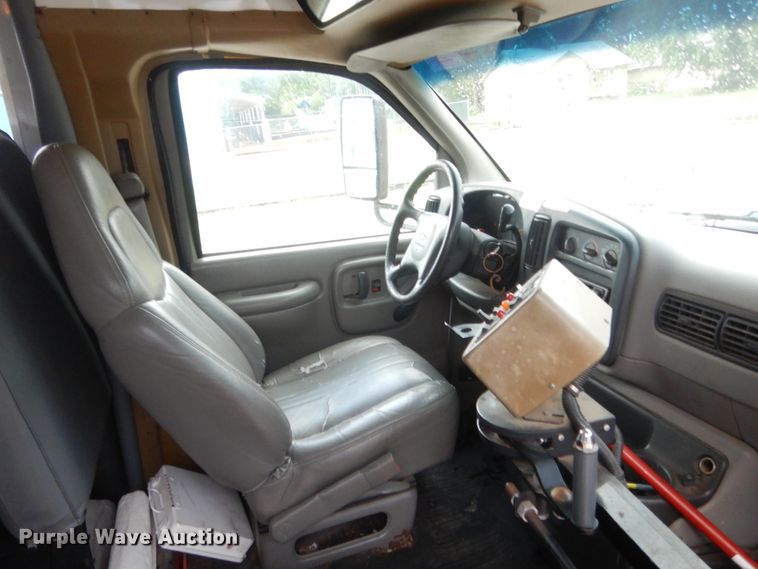 image for item IT9551 2000 Chevrolet Express 3500  school bus