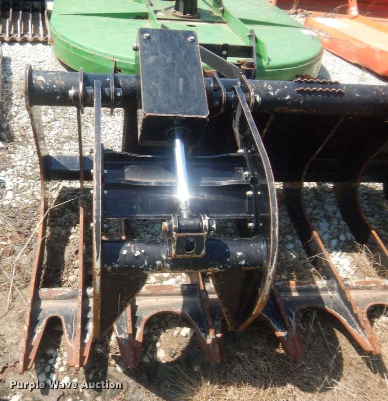 image for item IT9576 Kubota  skid steer grapple bucket