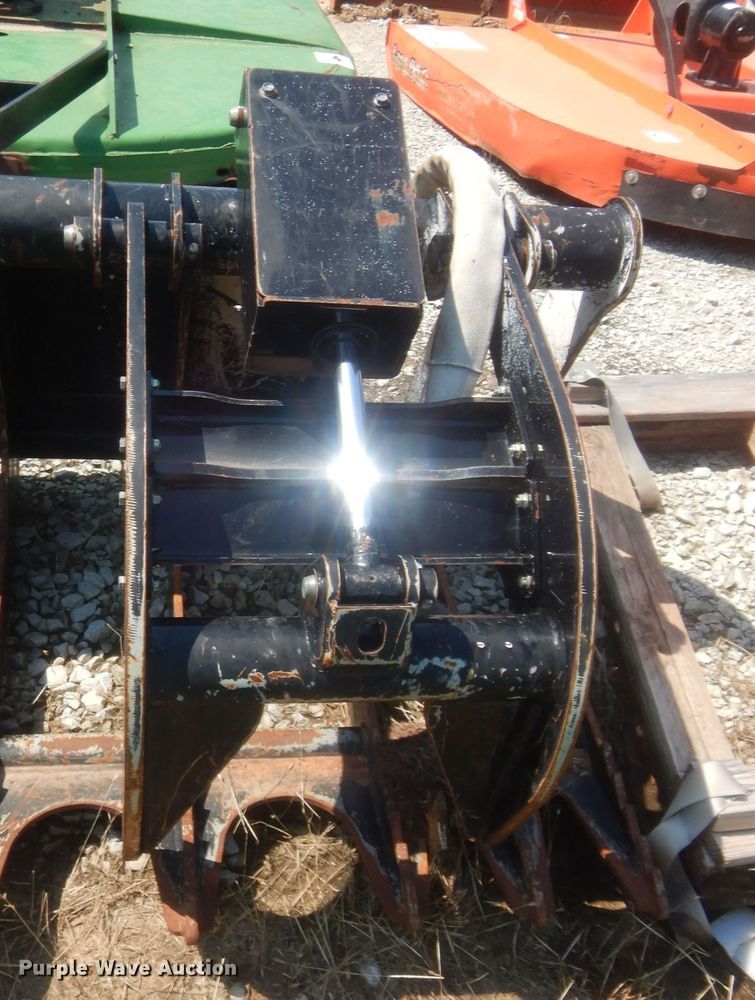 image for item IT9576 Kubota  skid steer grapple bucket