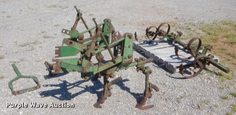 image for item IT9615 1964 John Deere 1010  tractor