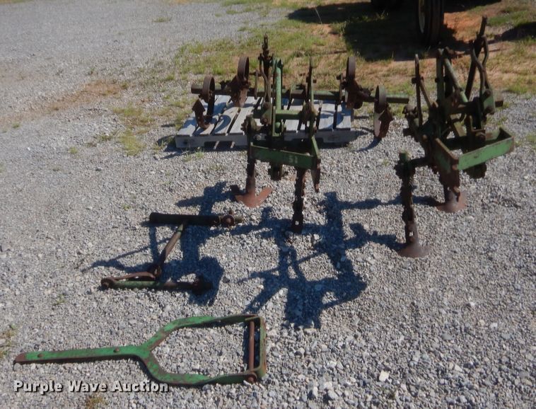 image for item IT9615 1964 John Deere 1010  tractor