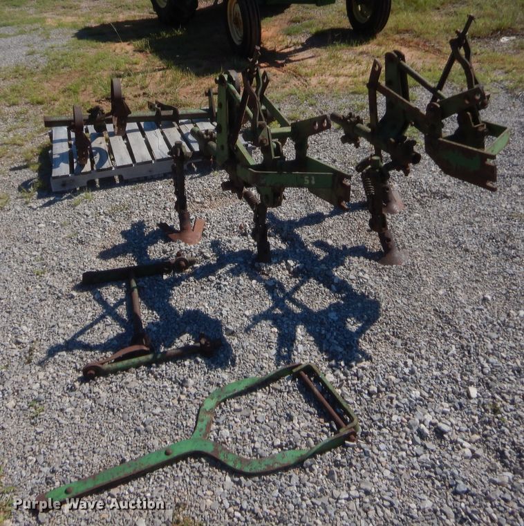 image for item IT9615 1964 John Deere 1010  tractor