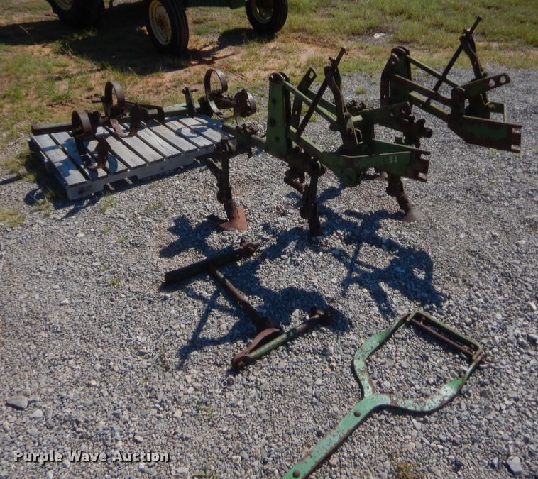 image for item IT9615 1964 John Deere 1010  tractor