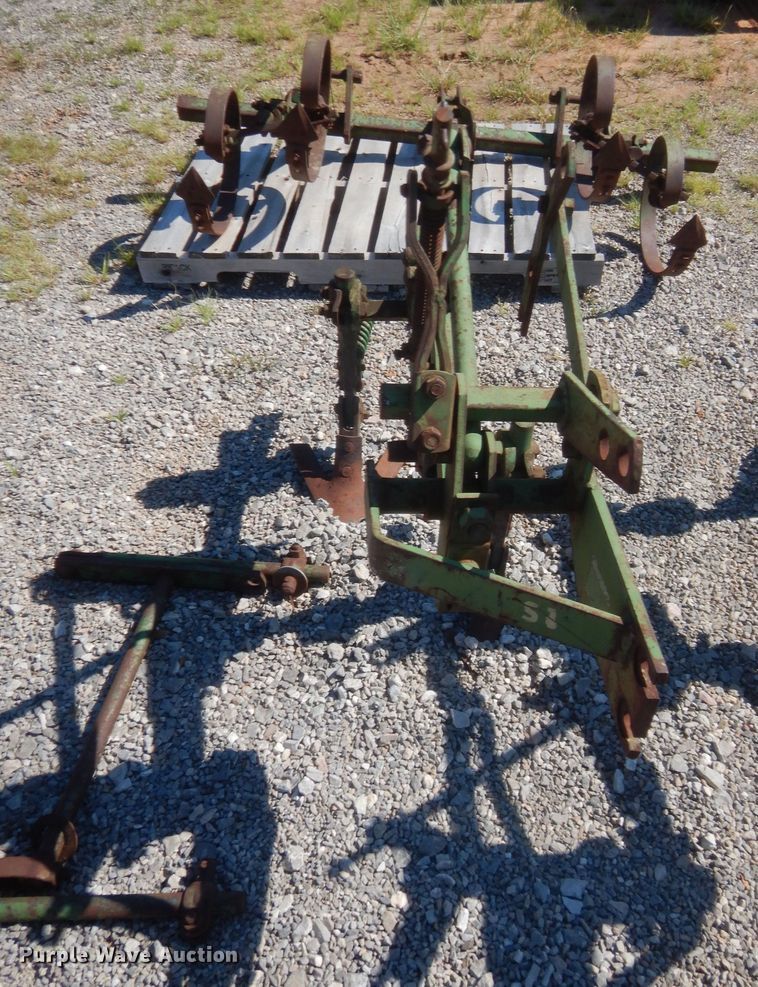 image for item IT9615 1964 John Deere 1010  tractor