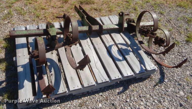 image for item IT9615 1964 John Deere 1010  tractor