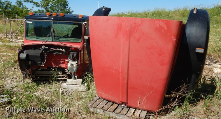 image for item IW9800 1995 Kenworth T800  truck cab and chassis