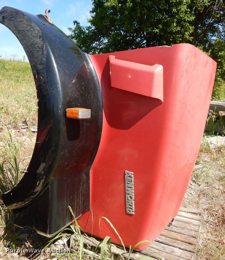 image for item IW9800 1995 Kenworth T800  truck cab and chassis