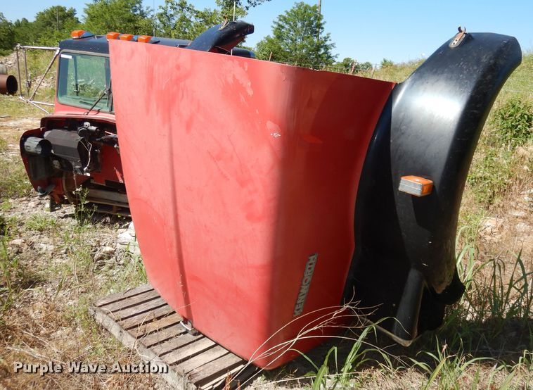 image for item IW9800 1995 Kenworth T800  truck cab and chassis