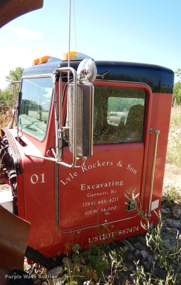 image for item IW9800 1995 Kenworth T800  truck cab and chassis