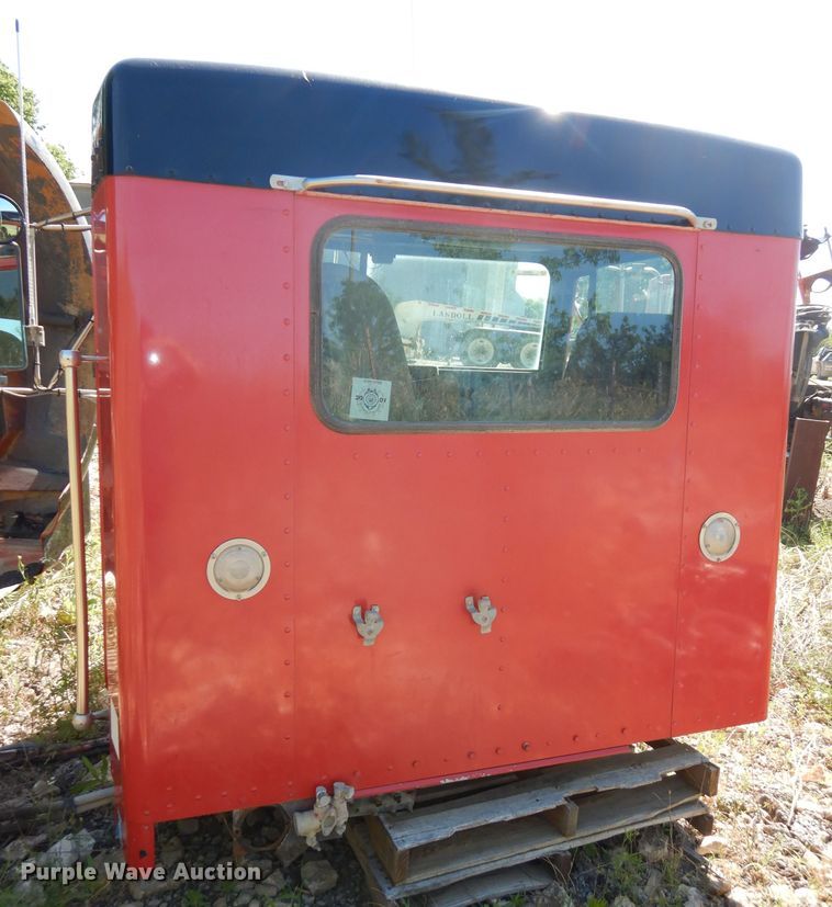 image for item IW9800 1995 Kenworth T800  truck cab and chassis