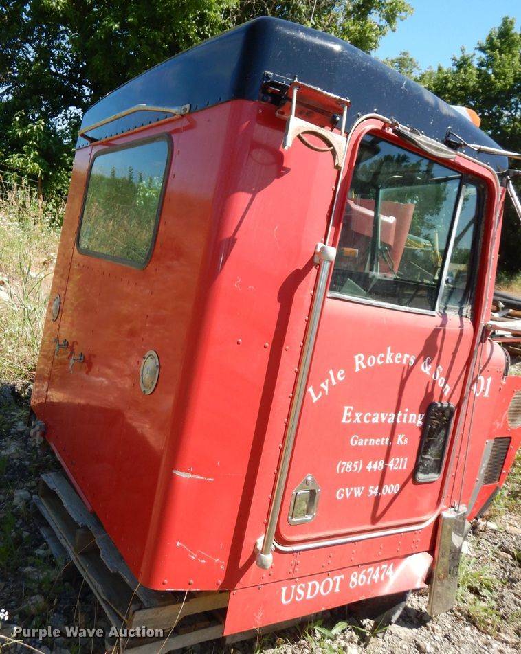 image for item IW9800 1995 Kenworth T800  truck cab and chassis