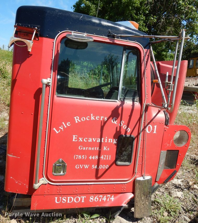 image for item IW9800 1995 Kenworth T800  truck cab and chassis