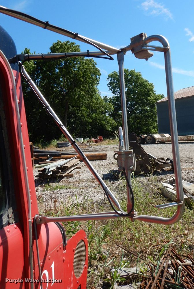 image for item IW9800 1995 Kenworth T800  truck cab and chassis