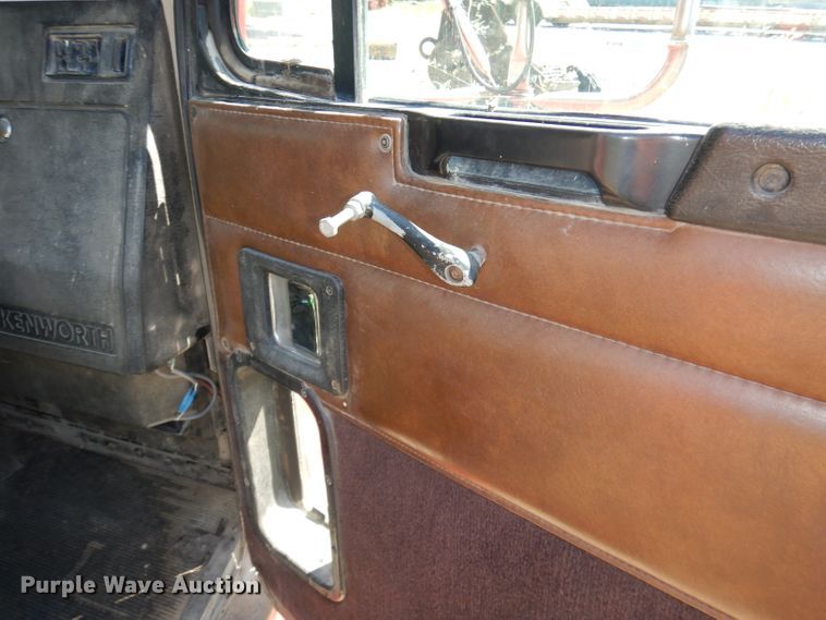 image for item IW9800 1995 Kenworth T800  truck cab and chassis