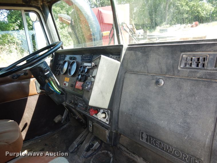 image for item IW9800 1995 Kenworth T800  truck cab and chassis