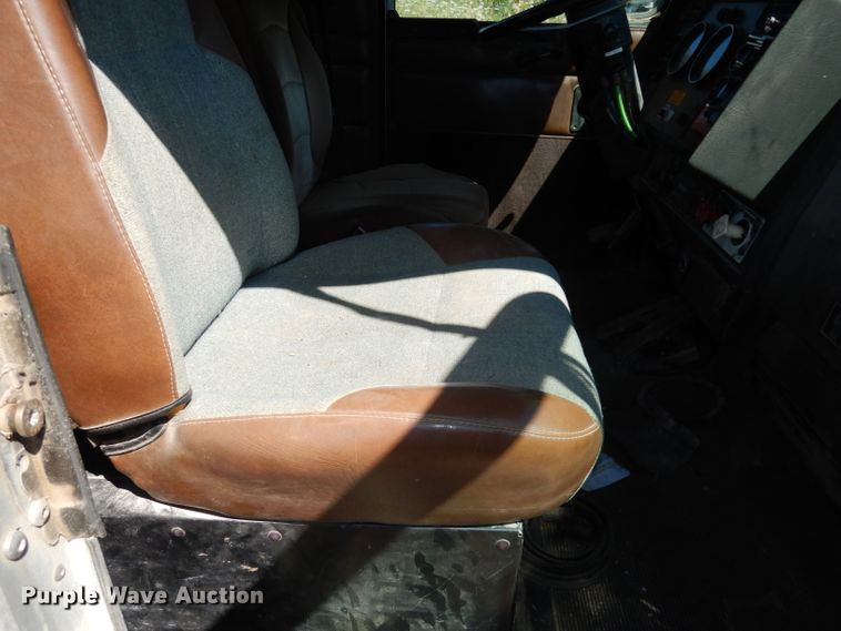 image for item IW9800 1995 Kenworth T800  truck cab and chassis