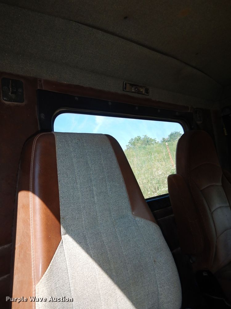 image for item IW9800 1995 Kenworth T800  truck cab and chassis