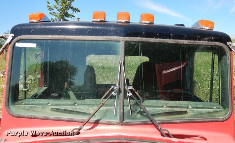 image for item IW9800 1995 Kenworth T800  truck cab and chassis