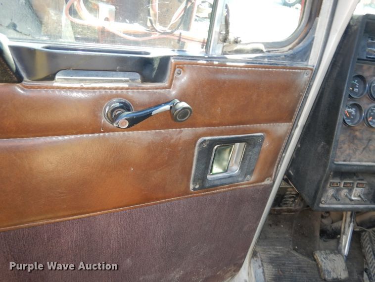 image for item IW9800 1995 Kenworth T800  truck cab and chassis